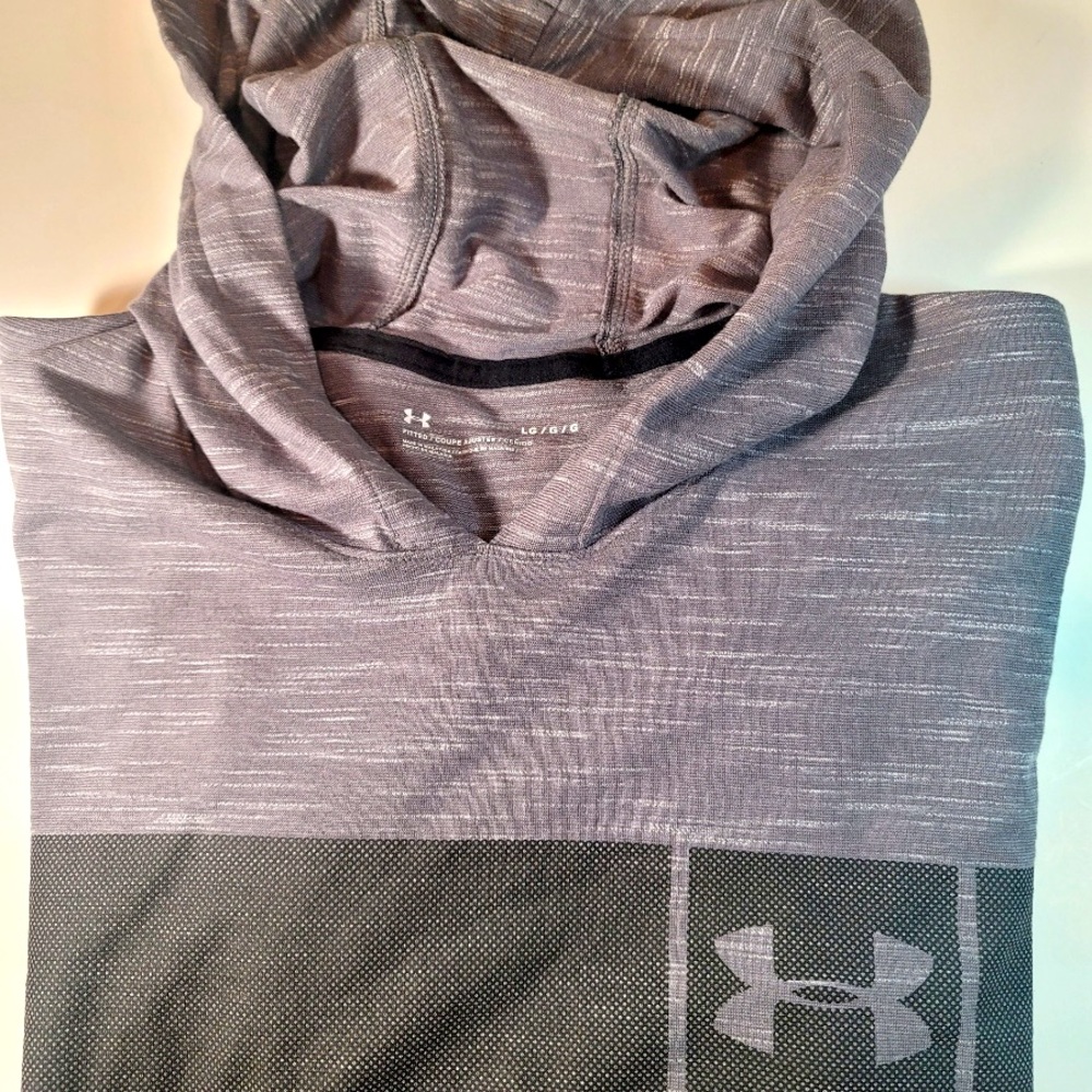 Under Armour long sleeve hoodie tshirt, excellent condition